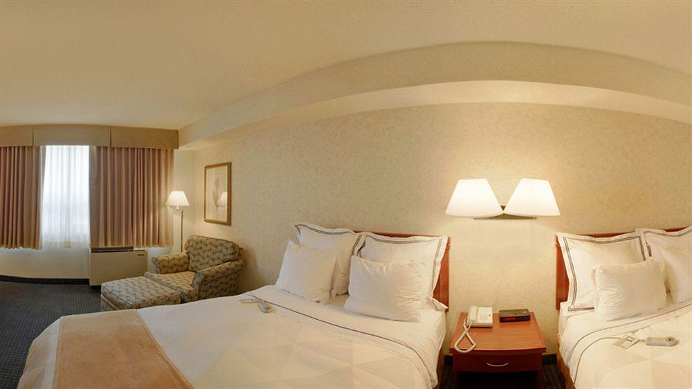 Holiday Inn Hotel & Suites London By Ihg Exterior photo