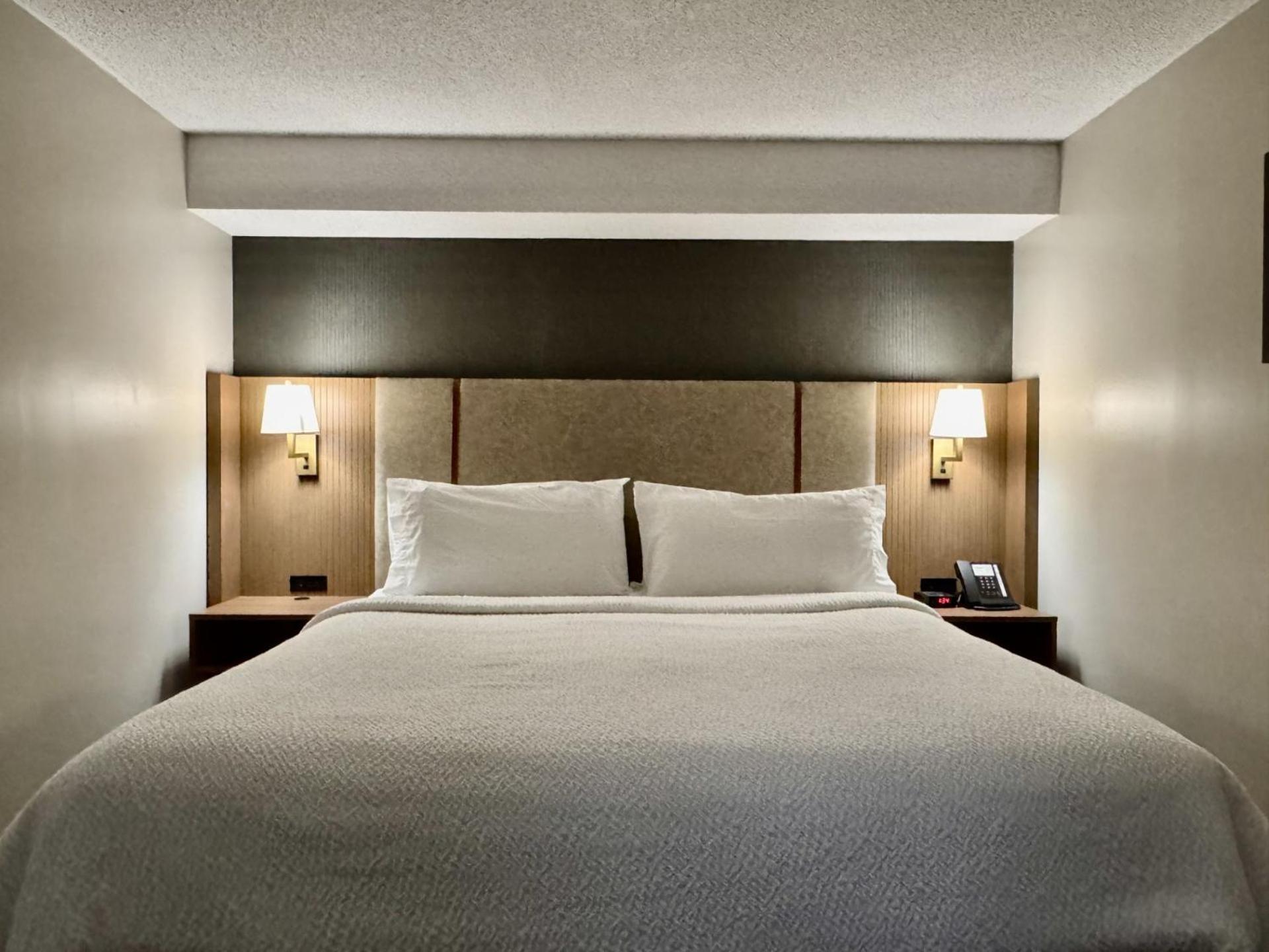 Holiday Inn Hotel & Suites London By Ihg Exterior photo